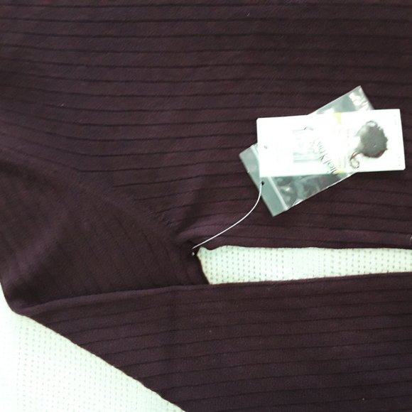 Ribbed Berry Turtleneck  Sweater, M - Picture 4 of 6